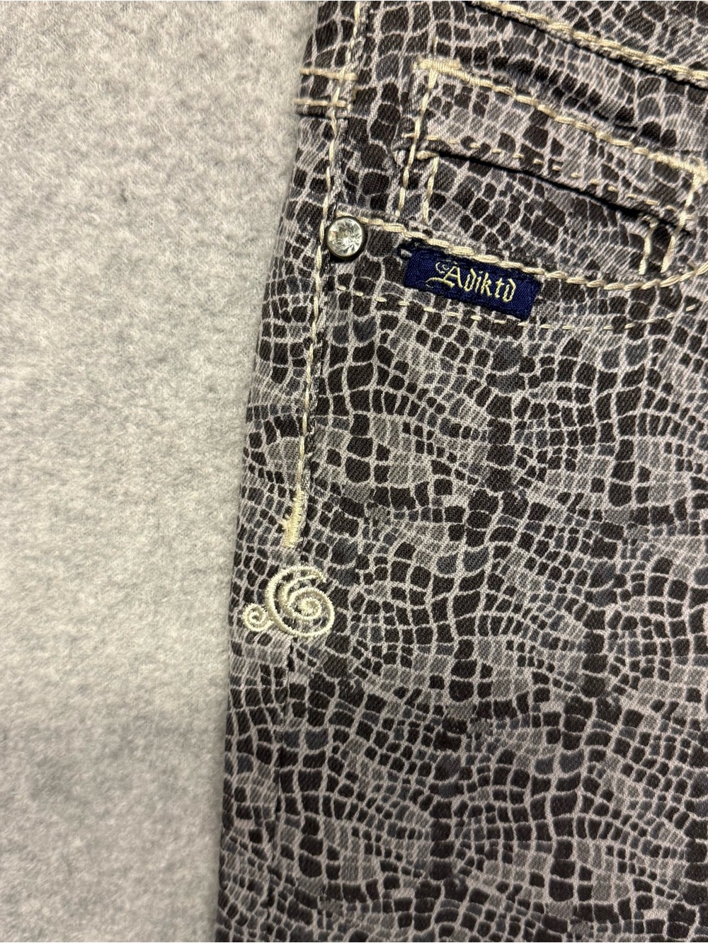 Adiktd Jeans Size 4/32 Short Straight Leg Rhinestone Pockets Snake Pattern Gray - Picture 5 of 11